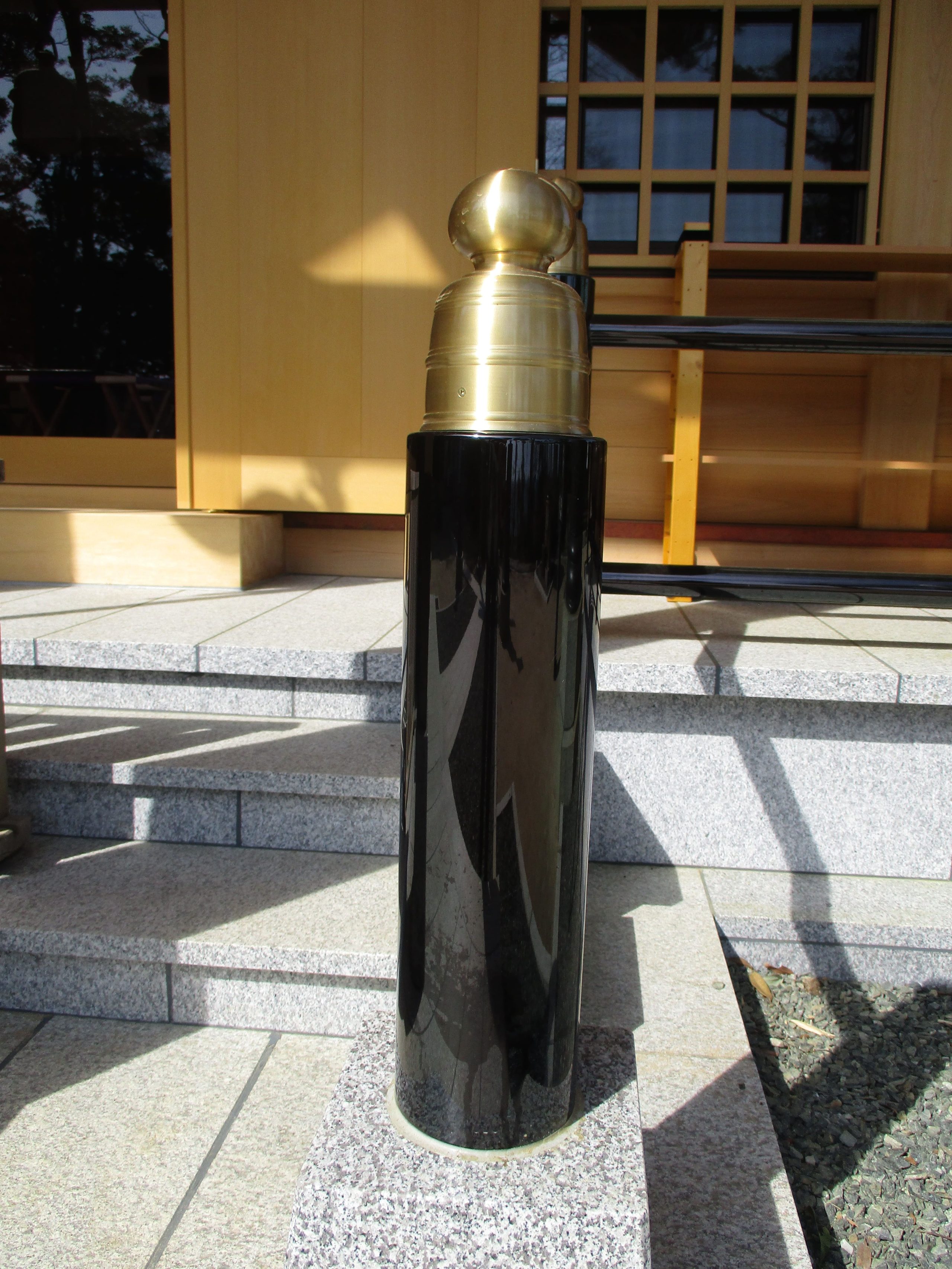 漆黒の鏡面手摺り