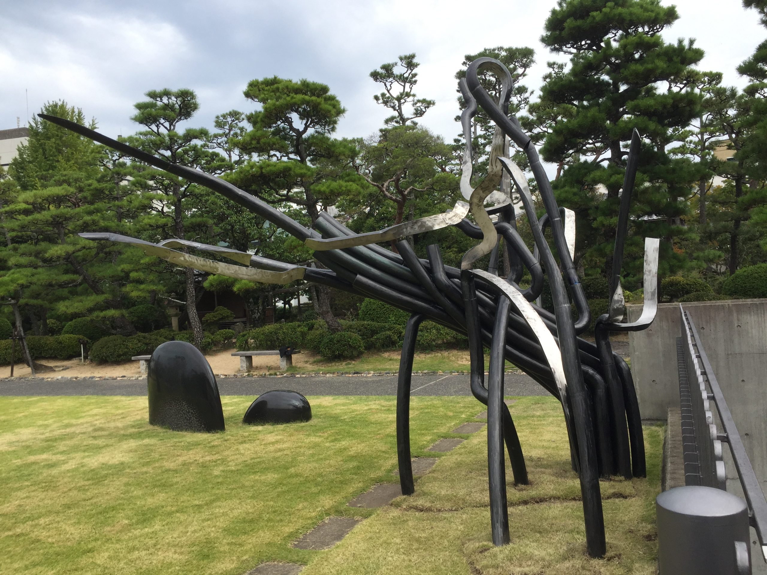 津久井利彰先生作品　「はじまりを求めて」