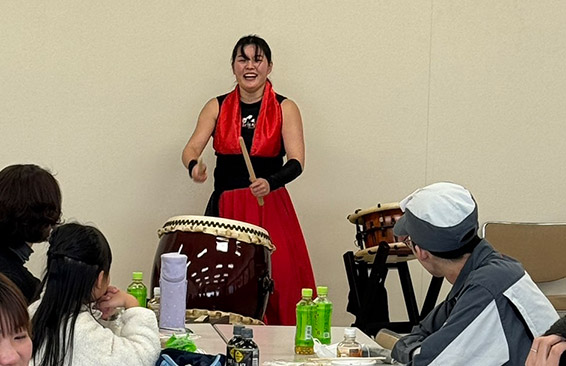 昼食時間の和太鼓演奏の様子の写真