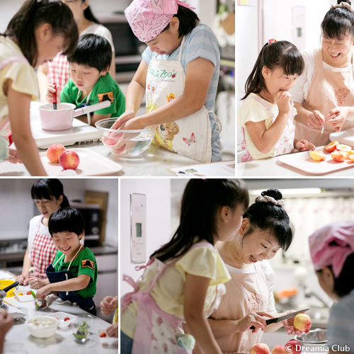 手取り足取り、こまやかなレッスン。楽しい雰囲気で、小さいときから料理が大好きになれそうです