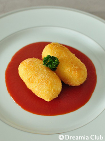 カニクリームコロッケ トマトソース添え