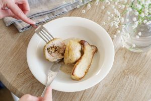 地鶏のロースト ヘーゼルナッツソース エリンギのグリル添え
