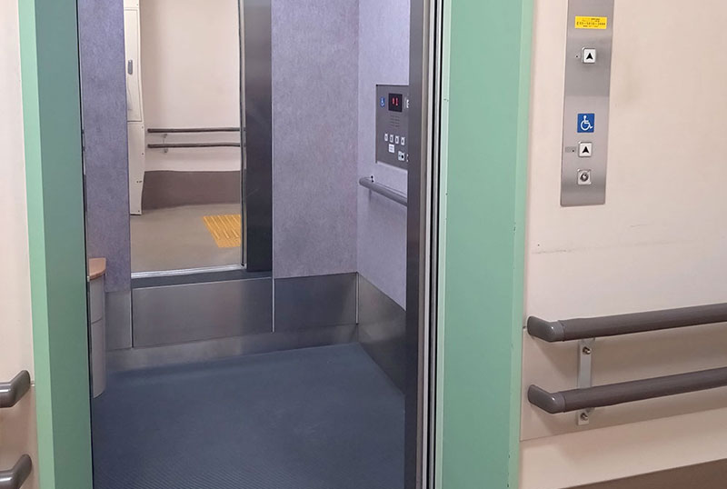 車いすに配慮されたエレベーター