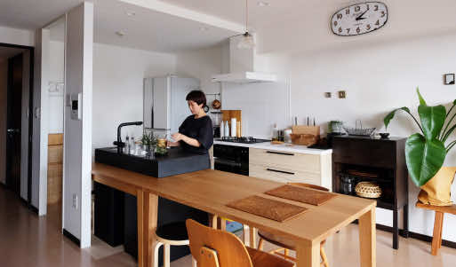 キッチンの壁をなくして、空間を広々と