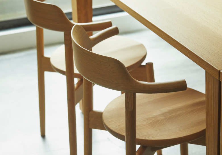 素材・カラーを合わせたチェアもご用意