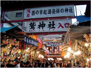 浅草・鷲神社 (酉の市には毎年数十万人の人が訪れる)