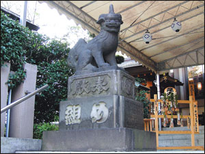 芝神明の狛犬　台座にめ組の文字が彫られている