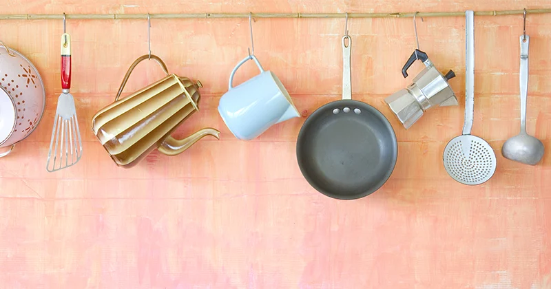 フライパンや鍋が出し入れしやすい！キッチンツールの収納アイデア5選