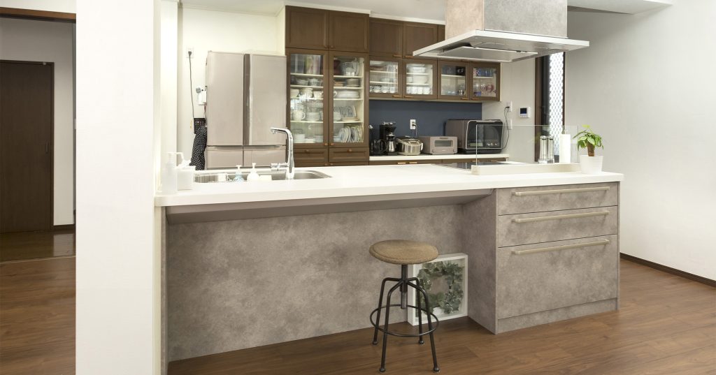 アイランド型のフラット対面キッチン