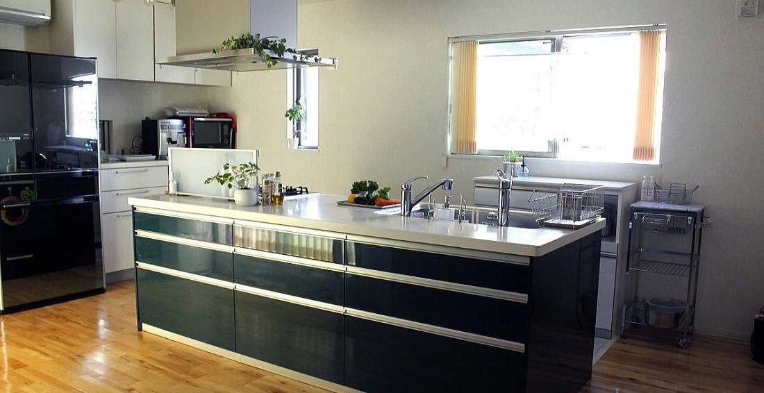 清潔で使いやすい！デザイン性も収納力も備えたステンレスキッチン【プロのキッチン】