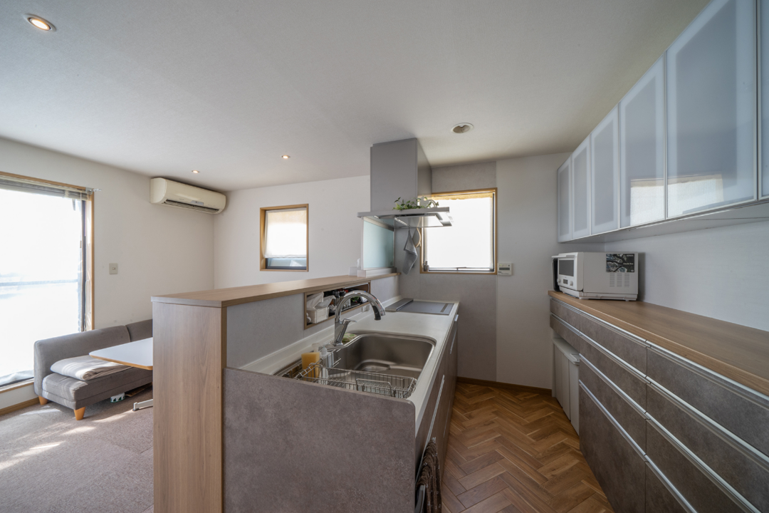 腰壁で手元を隠したオープンキッチン