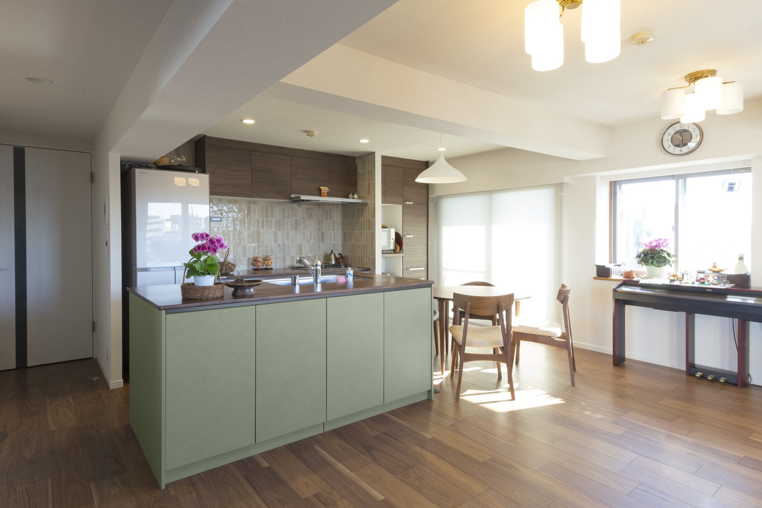 思わず触りたくなる、家具のようなアイランドキッチン