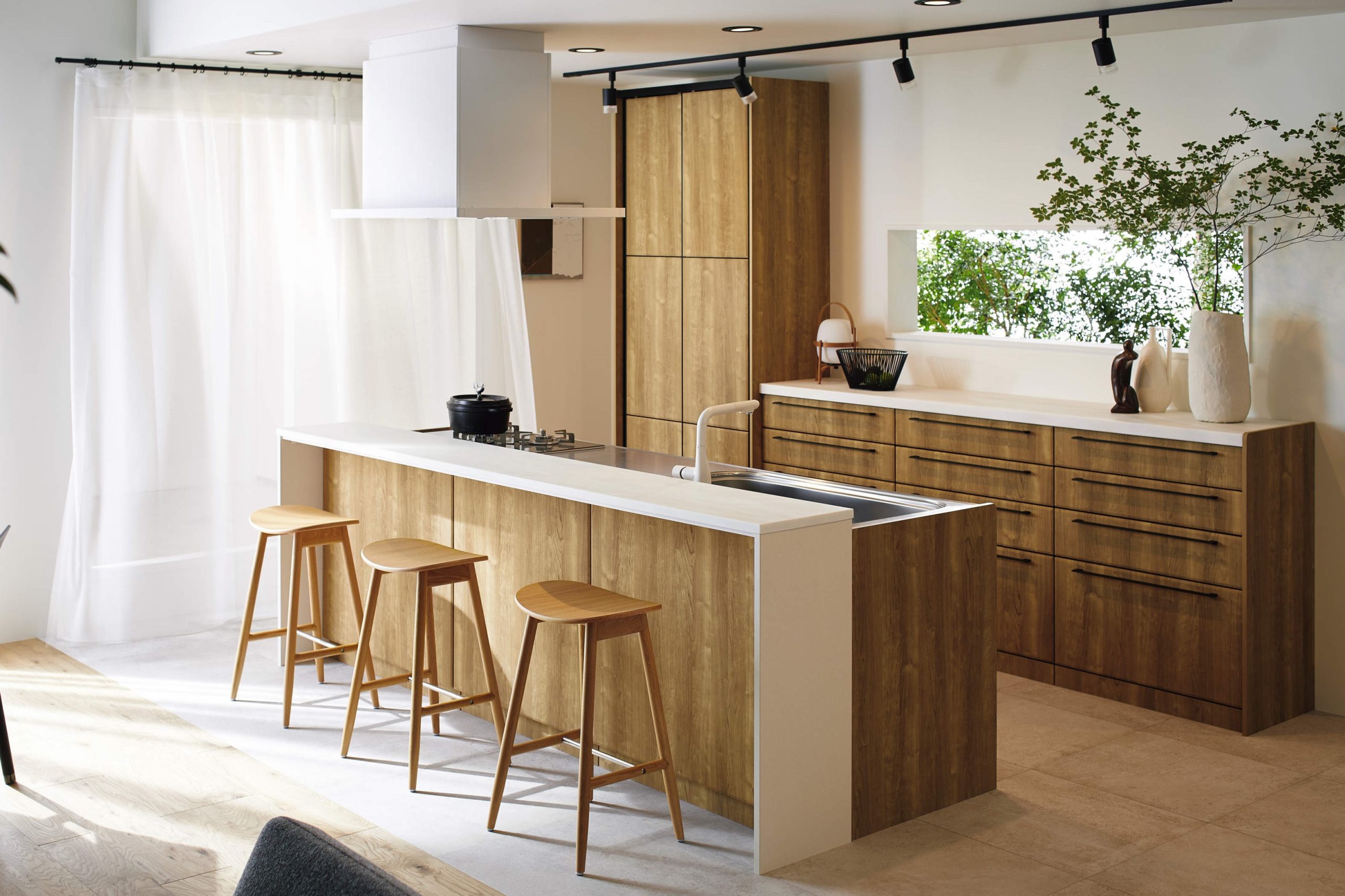 ② 腰壁付きキッチン(造作対面・デュアルトップ対面)