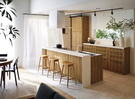 ② 腰壁付きキッチン(造作対面・デュアルトップ対面)