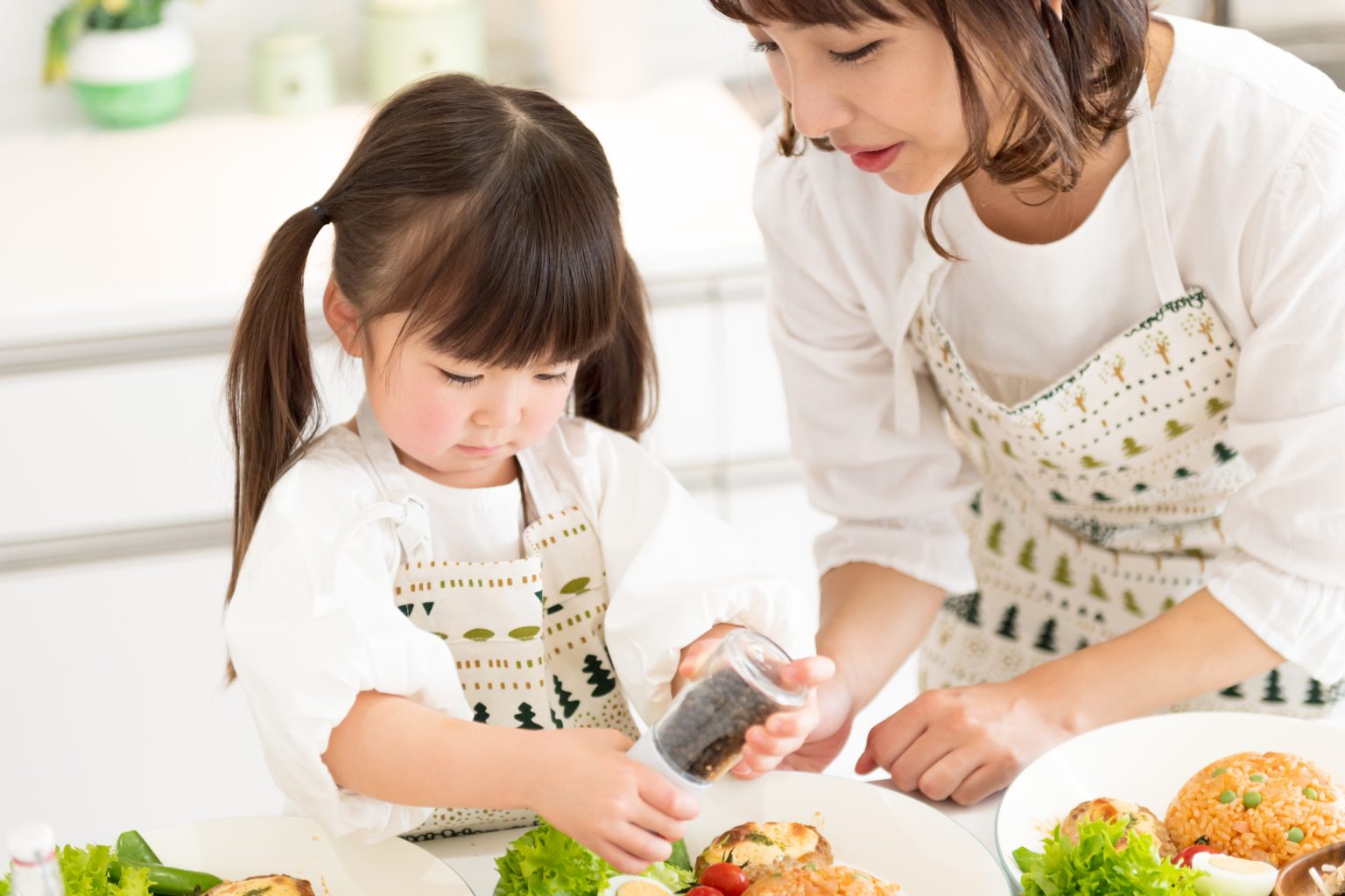 おしゃれなキッチン照明は4つのポイントで選ぶ！光の色・明るさ・種類を実例で解説 | いつかキッチンを選ぶ日に。｜クリナップ