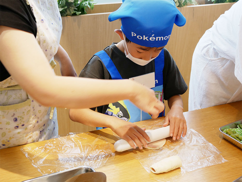 生地をビニール袋から取り出してめん棒で成形
