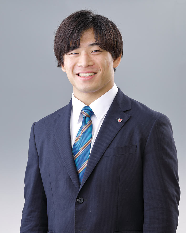スーツ姿の青柳選手