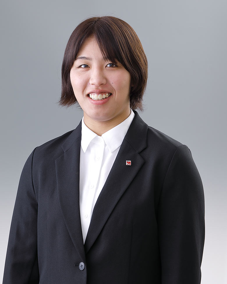 スーツ姿の石井 亜海選手