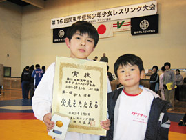 初優勝した鈴木優輔選手兄（左）と初出場した鈴木崇敏選手弟（右）