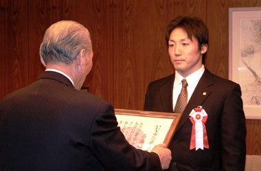 櫛田いわき市長より表彰状を受ける長島選手
