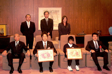 長島選手（前列左から２人目）とクリナップレスリング部 今村監督（後列左はし）
